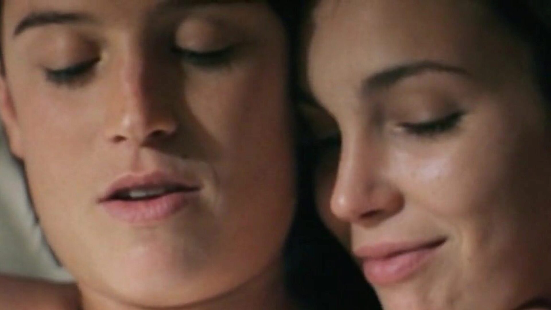Claire Keim és Agathe de la Boulaye leszbikus szerelmi jelenetek