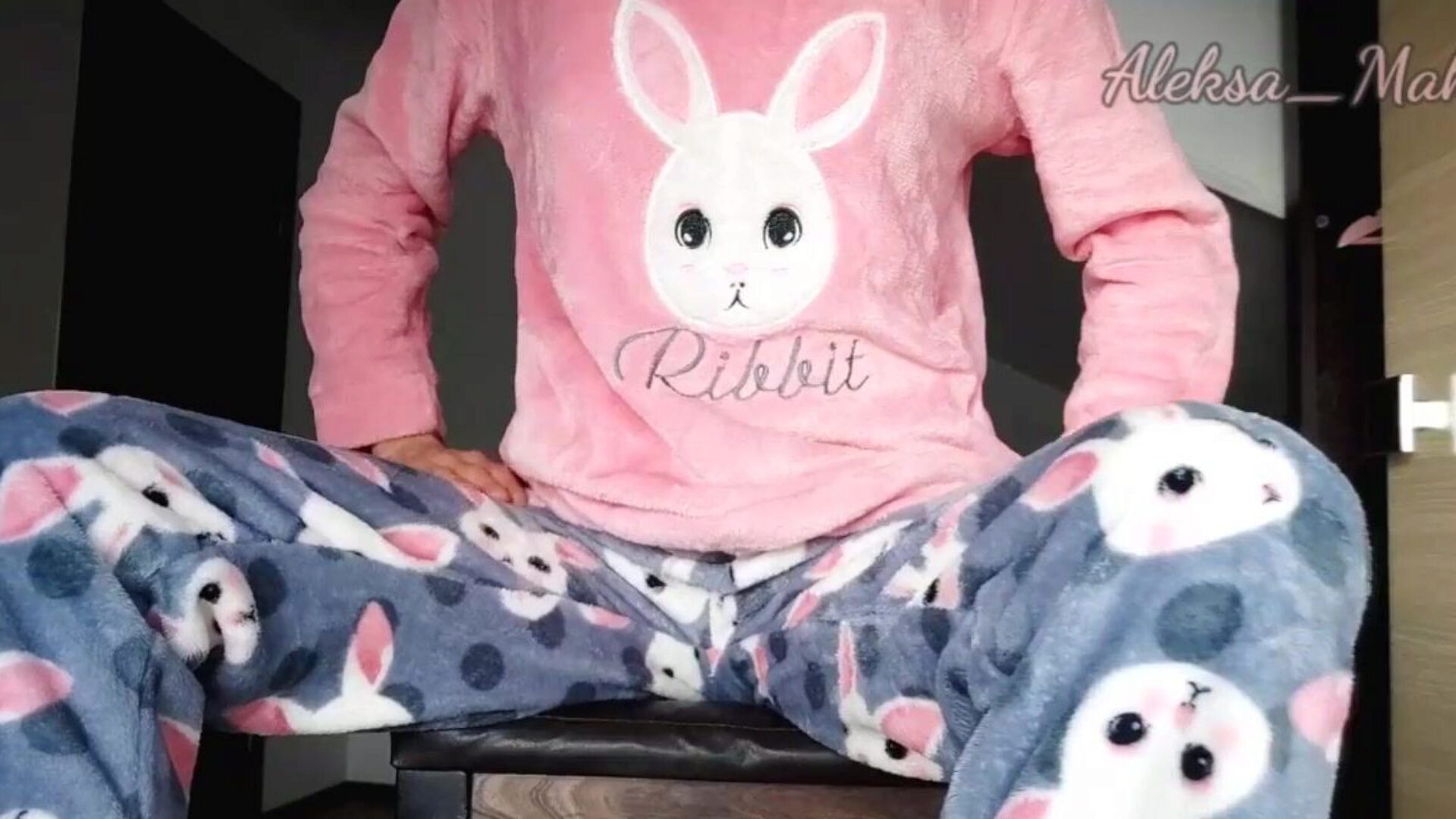 školačka v pyžamu škádlí a masturbuje kundu