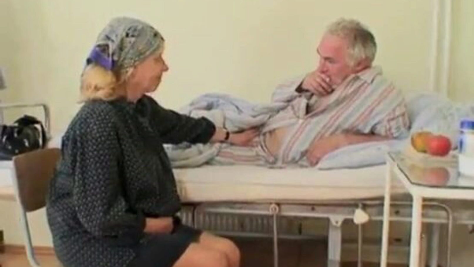 fræk varm sygeplejerske hjælper gammel patient med at blive lagt