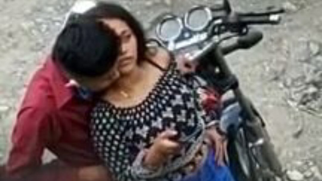 sexy indiase meisje pompen bf in het openbaar
