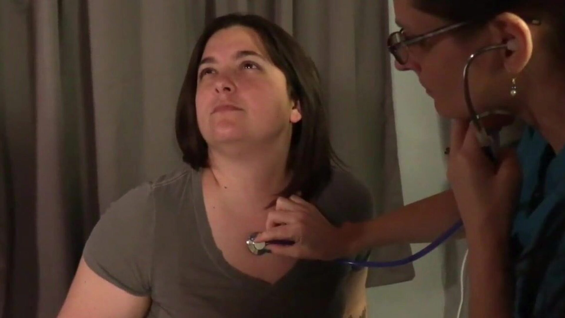 sykepleier pukkler sin spesielle jenteklient bakfra