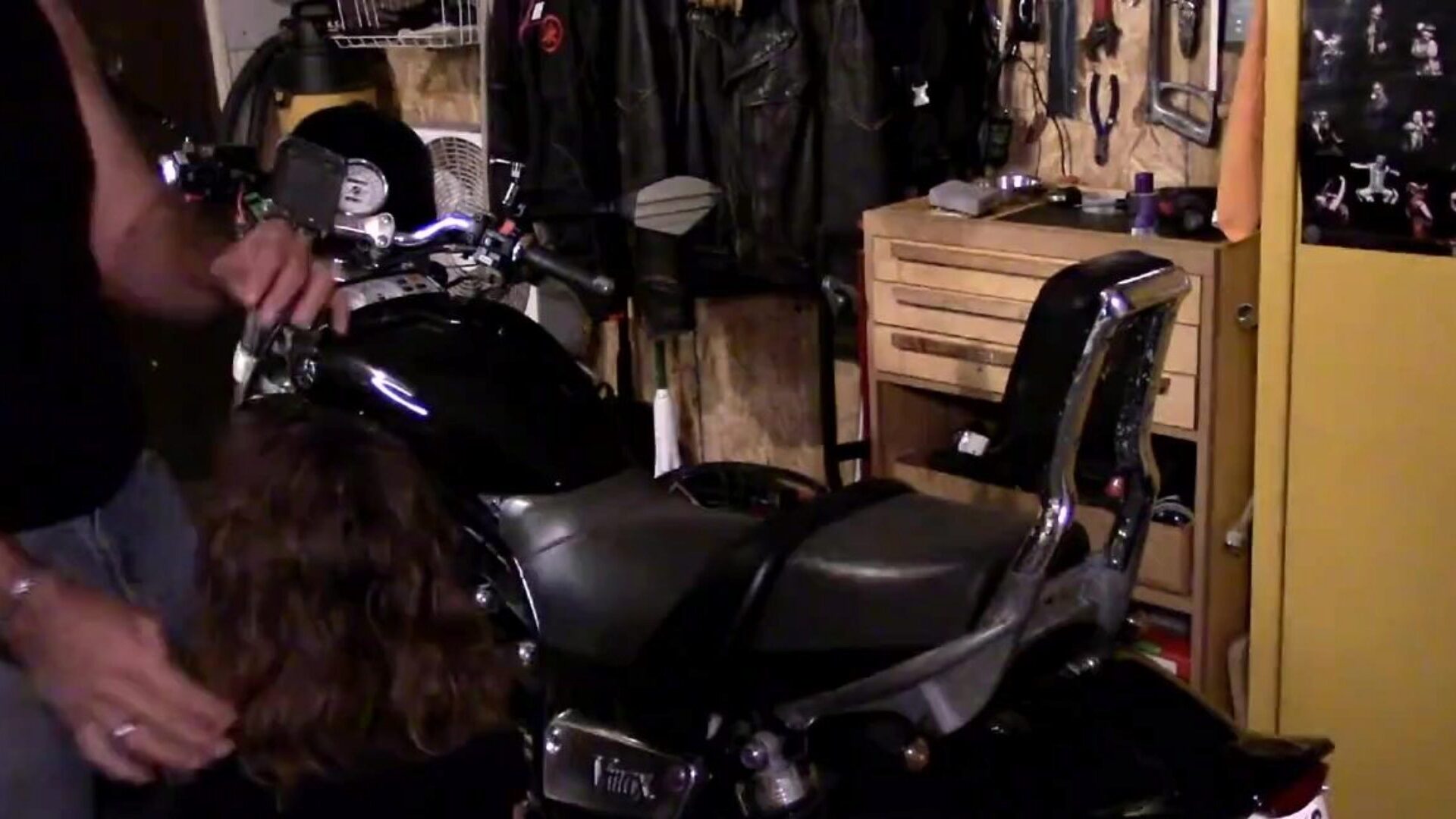 te rog cum in my ass  biker babe mă lasă să-mi trag fundul perfect aplecat peste motocicleta mea painal (gratuit)