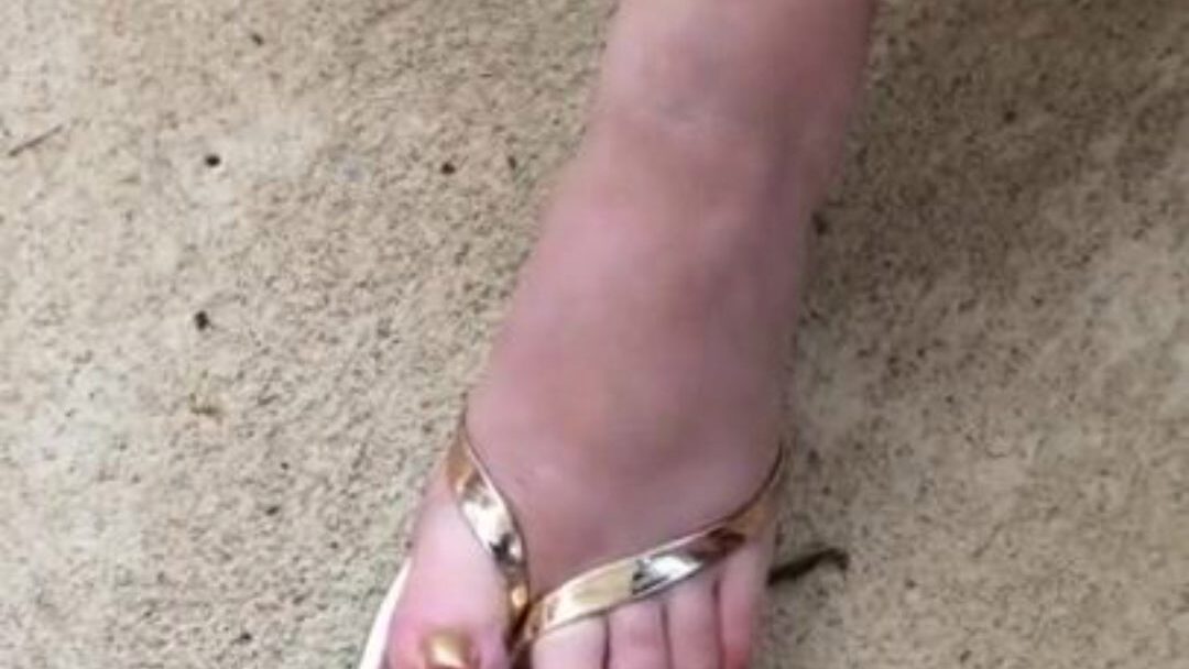 Gold toes and gold strap sandals Tapping my hawt soles and jiggling my gorgeous toes to the music.