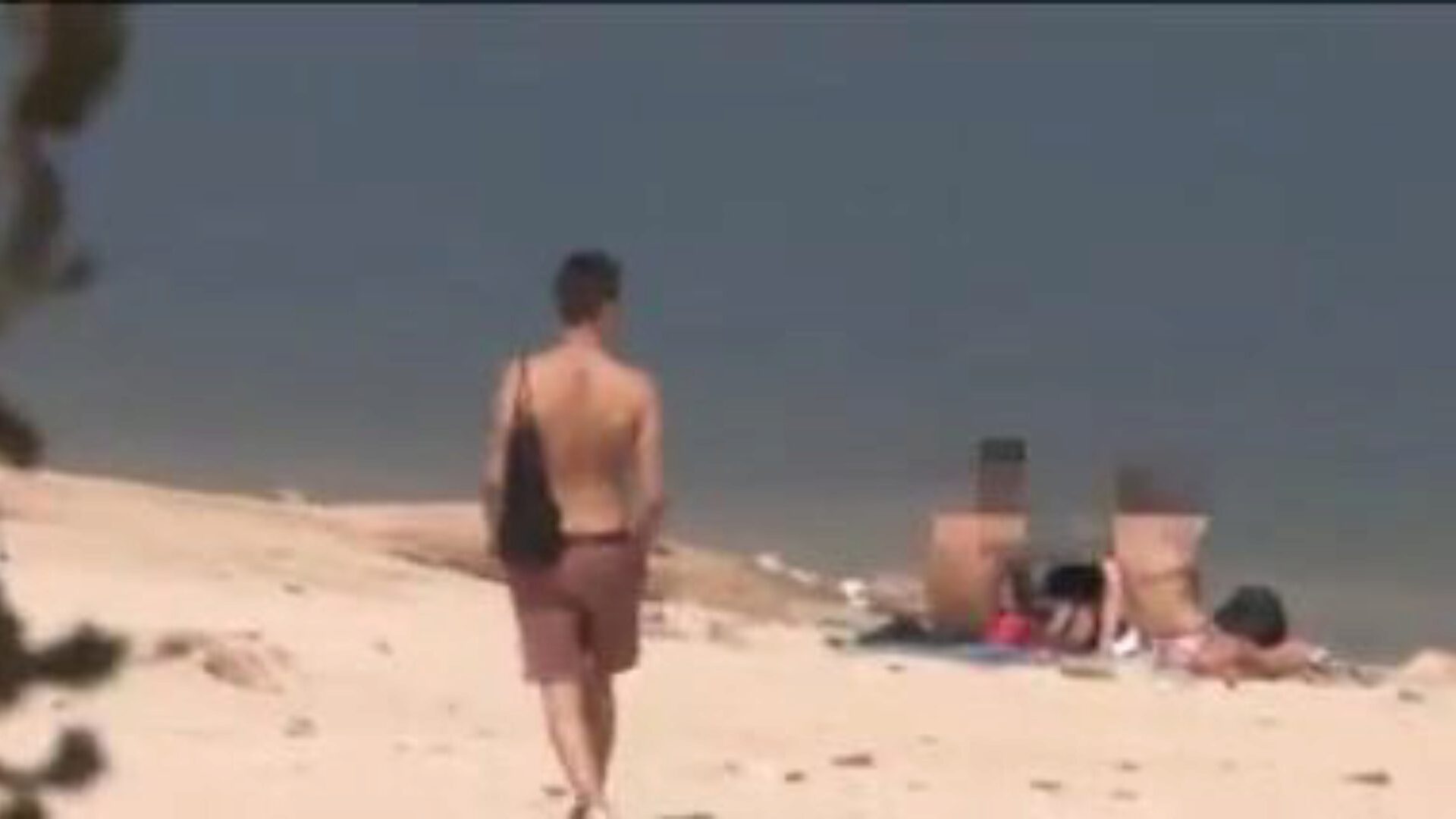 A stranger falls for Jotade's big 10-Pounder at the nudist beach Jotade proves us how this guy can pick up any gal and that guy does it by just going out bare in the woods