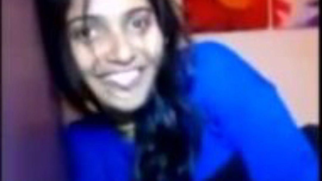 kuuma intialainen tyttöystävä imee iso kalu kotitekoisessa videonkatselussa