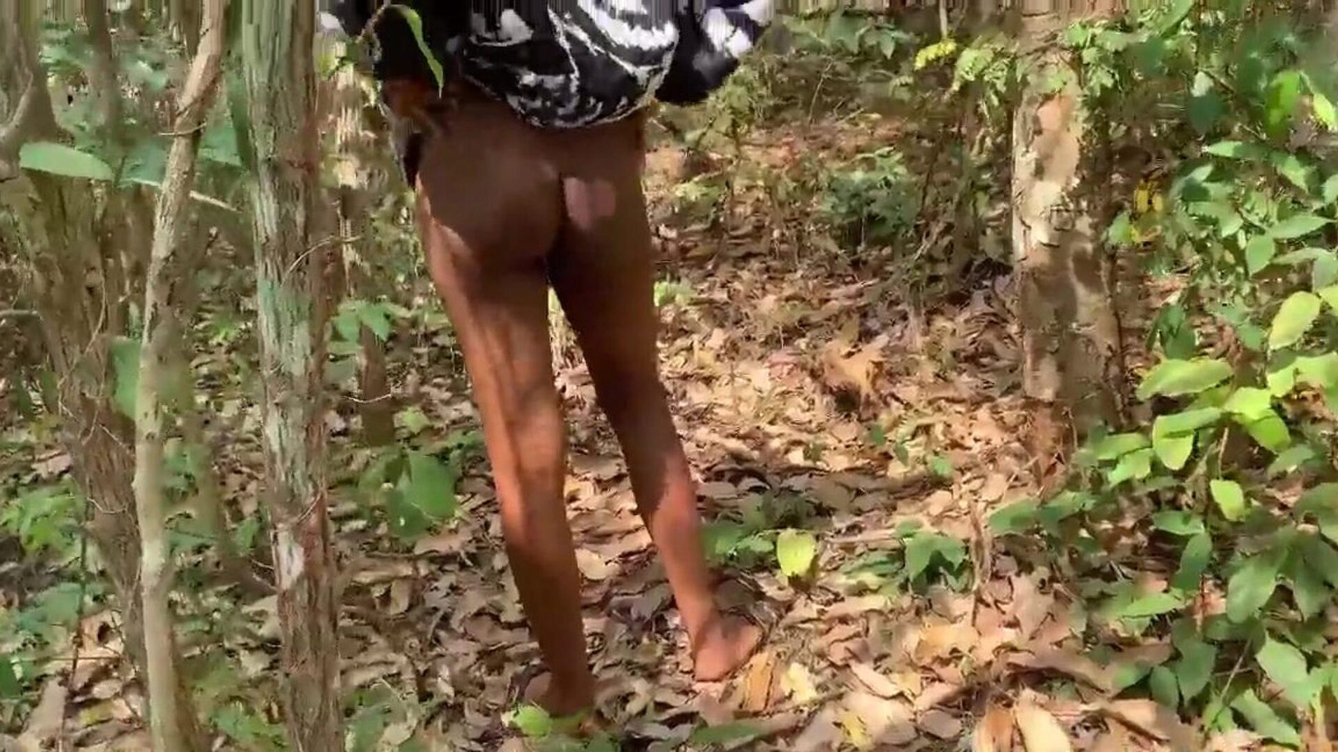 universitetslærer knepper sin studerende i bushen for at give hendes bestået karakter i sine eksamener