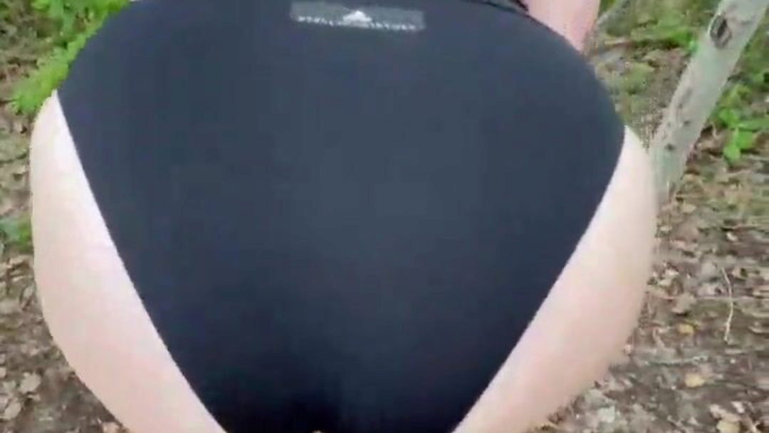 Quick public romp with big butt hotty