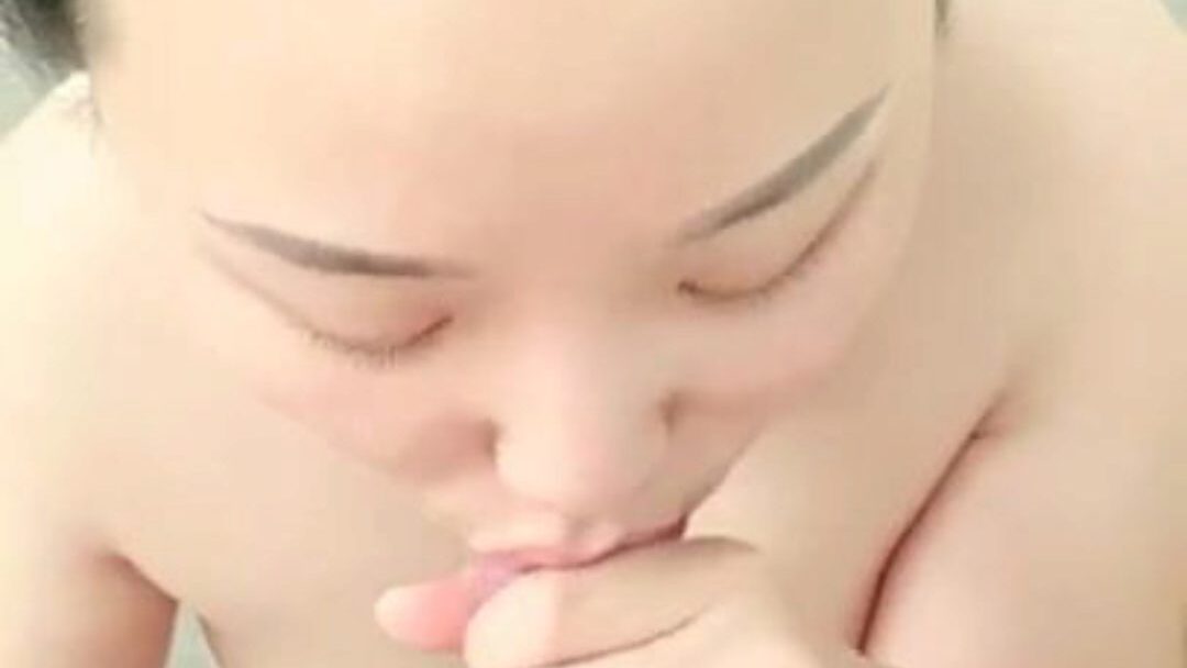 Asian wench sucking 10-Pounder japanese yumi can't live without sucking 10-Pounder