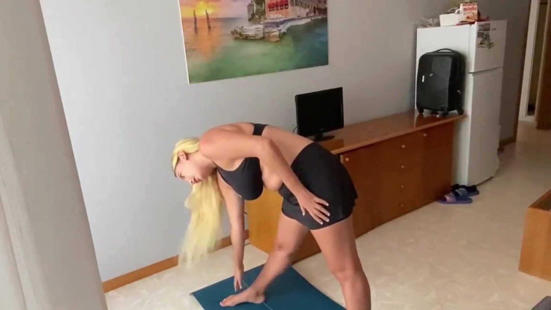Personal yoga coach bonks hot cougar in class