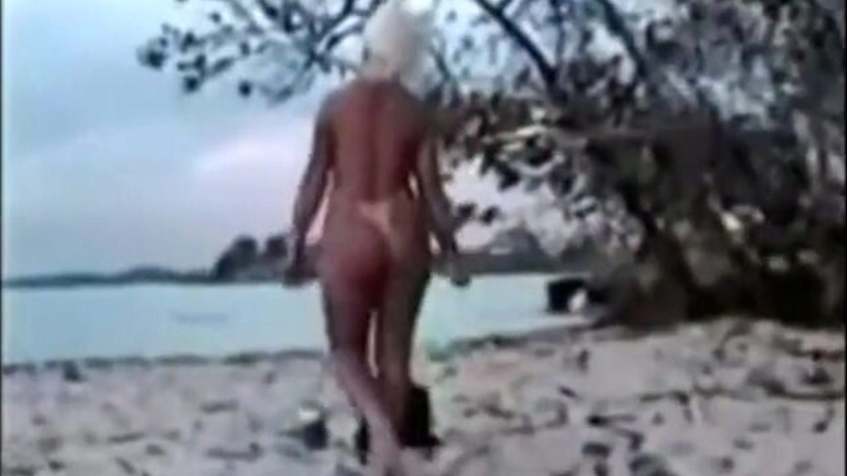 jamaica beach - blond tourist has a super bang