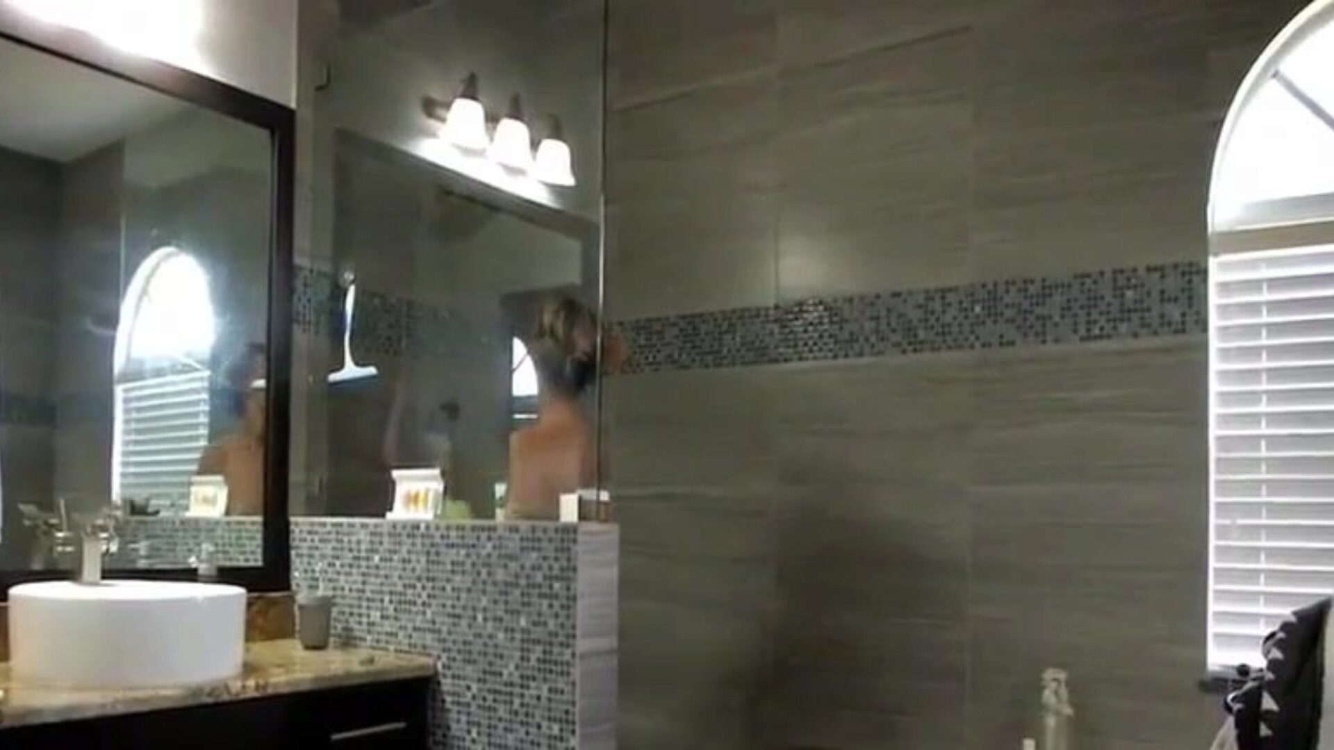 Prestiżowa krawędź w mamie pomaga synowi pod prysznicem