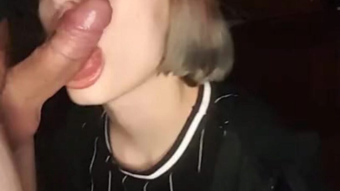 skolepige giver en blowjob, sperm over hele hendes ansigt