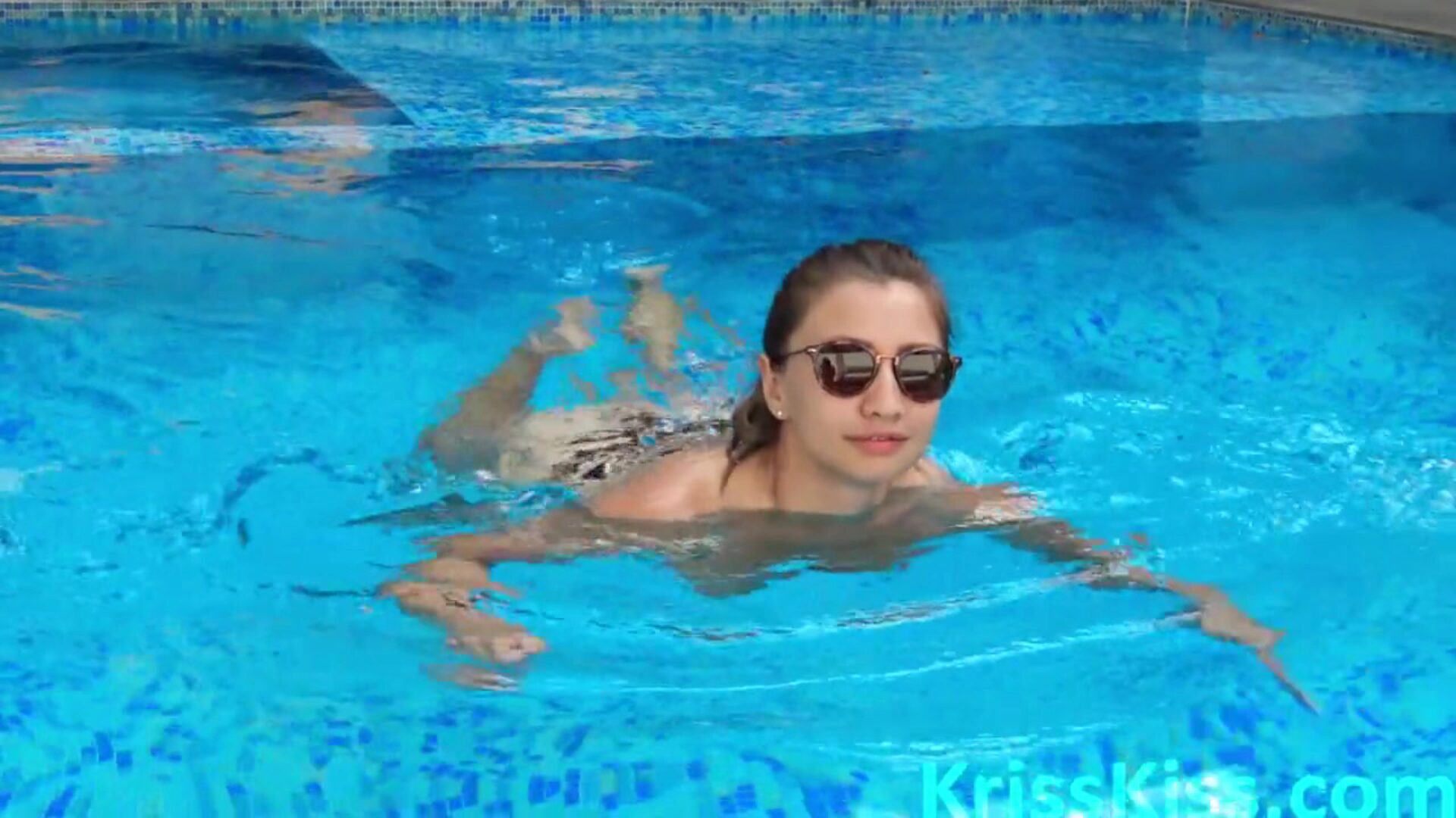 meisje diep zuigen grote pik vreemdeling in het zwembad - orgasme close-up
