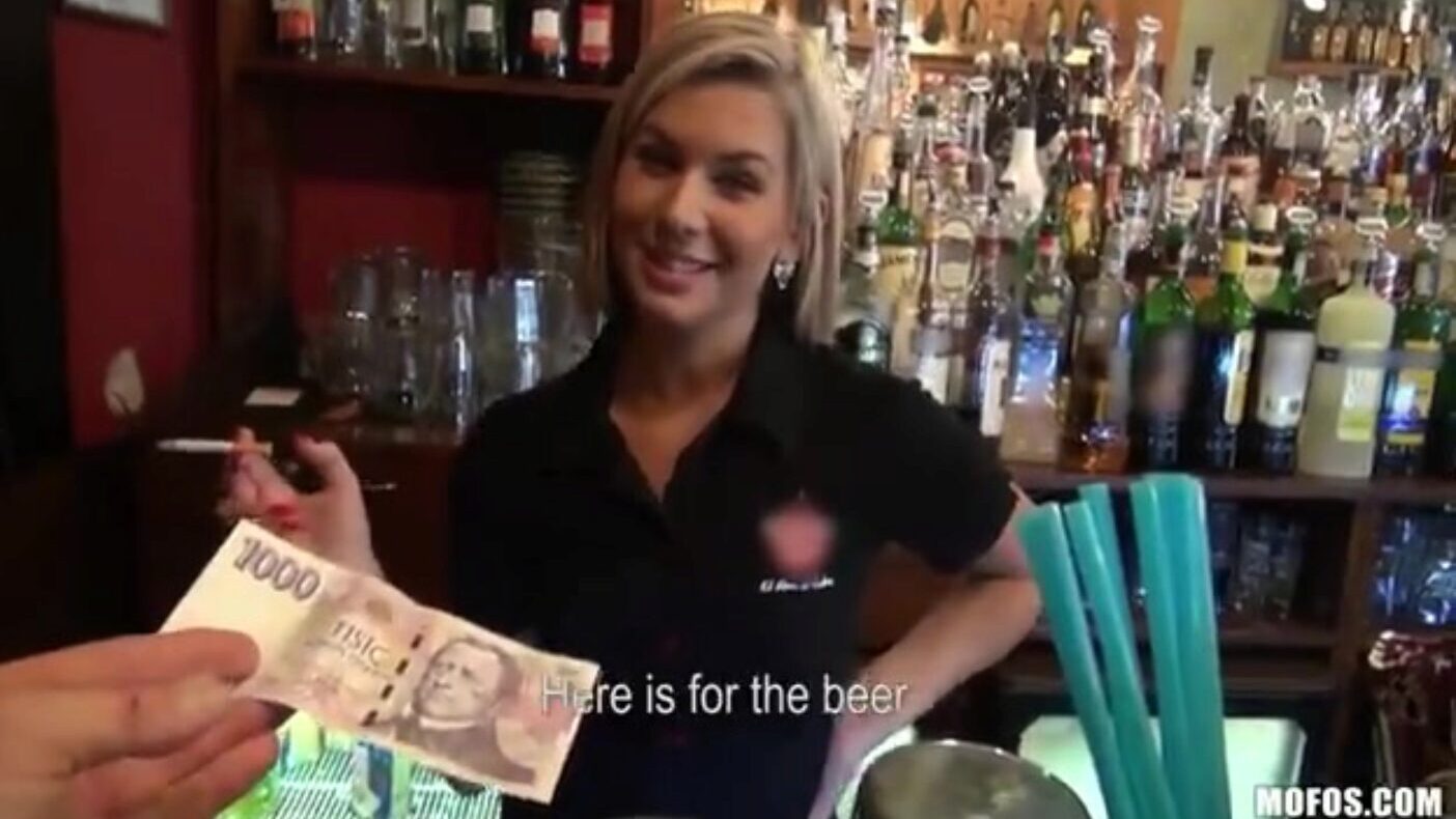 piękna blondynka barmanka namówiona na seks w pracy piękna blondynka barmanka zostaje wciągnięta w seks w pracy