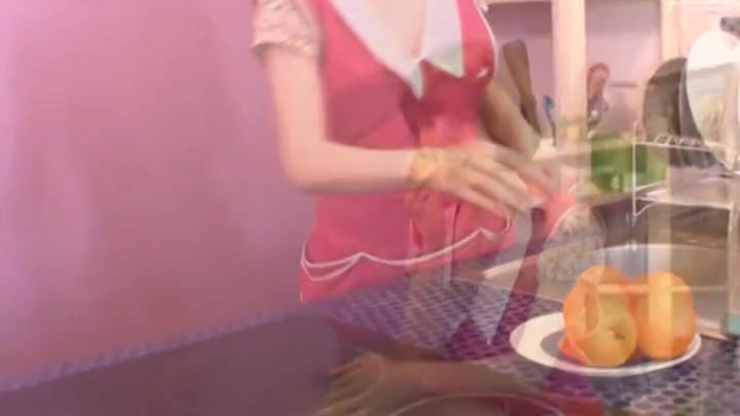 miki מנקה את המטבח והשיח המקסימלי שלה מדהים מנקה כמה כלים לפני שהיא מטפסת על ספסל המטבח ומבהיבה מעבה הסמיך והרטוב שלה תוך שהיא גורמת תפוז. ממממ טעים