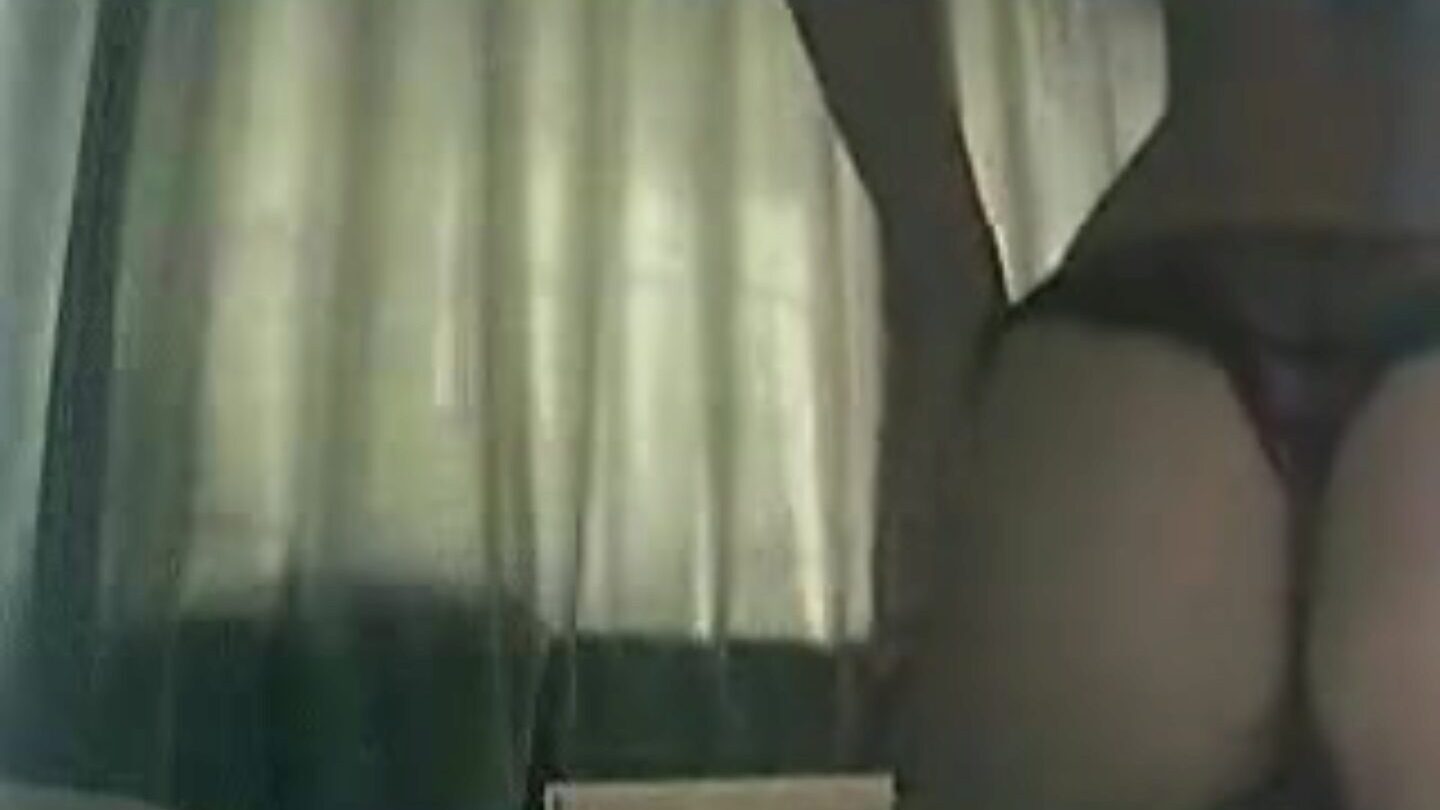 ウェブカメラドイツの熱い女の子は肛門ディルドを自慰行為します
