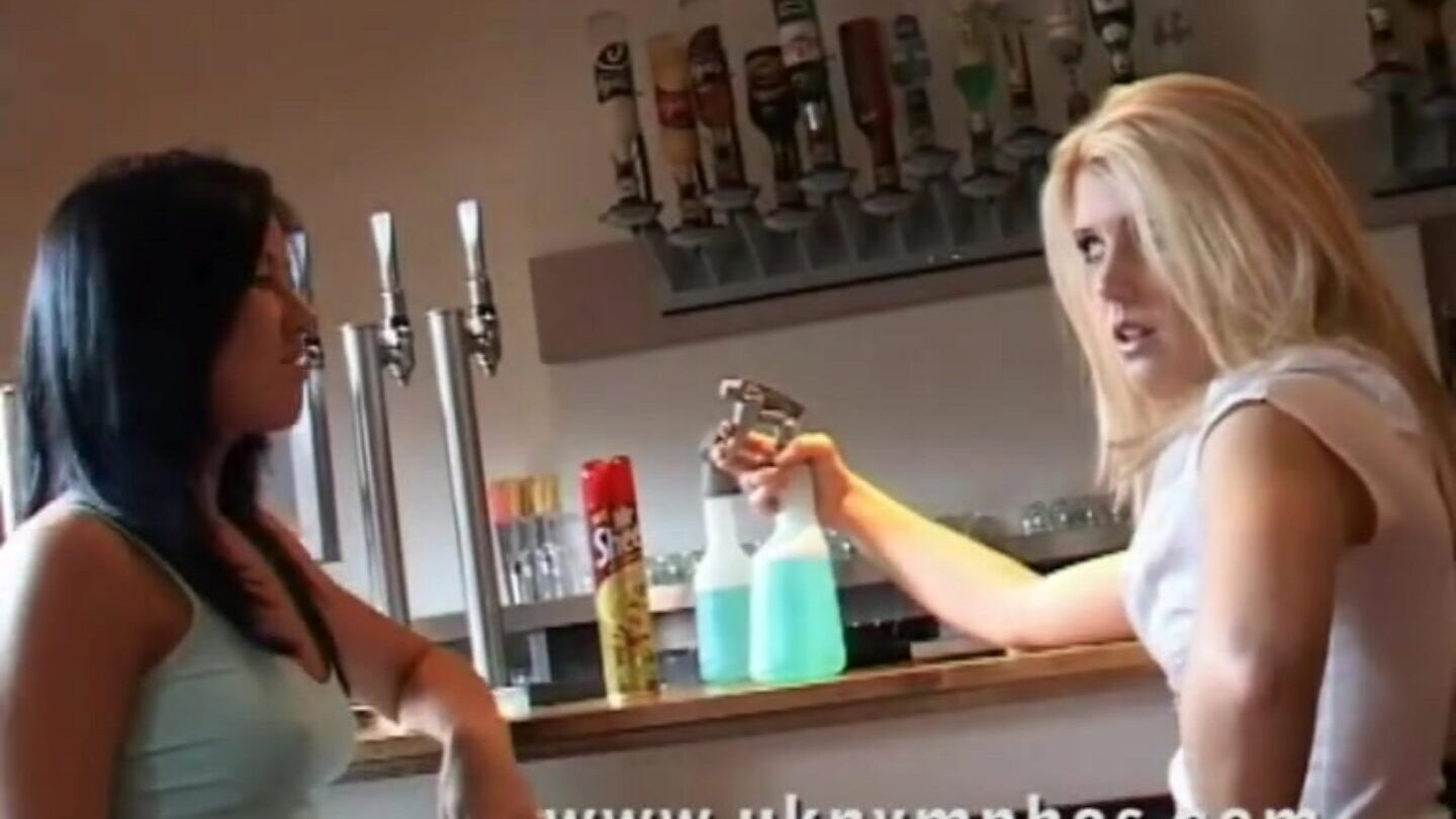 2 Engelse lesbische babes verpulveren hun baan als schoonmakers in een pub stijf, ze verscheuren elkaar keihard en schunnig op een tafel in de pub