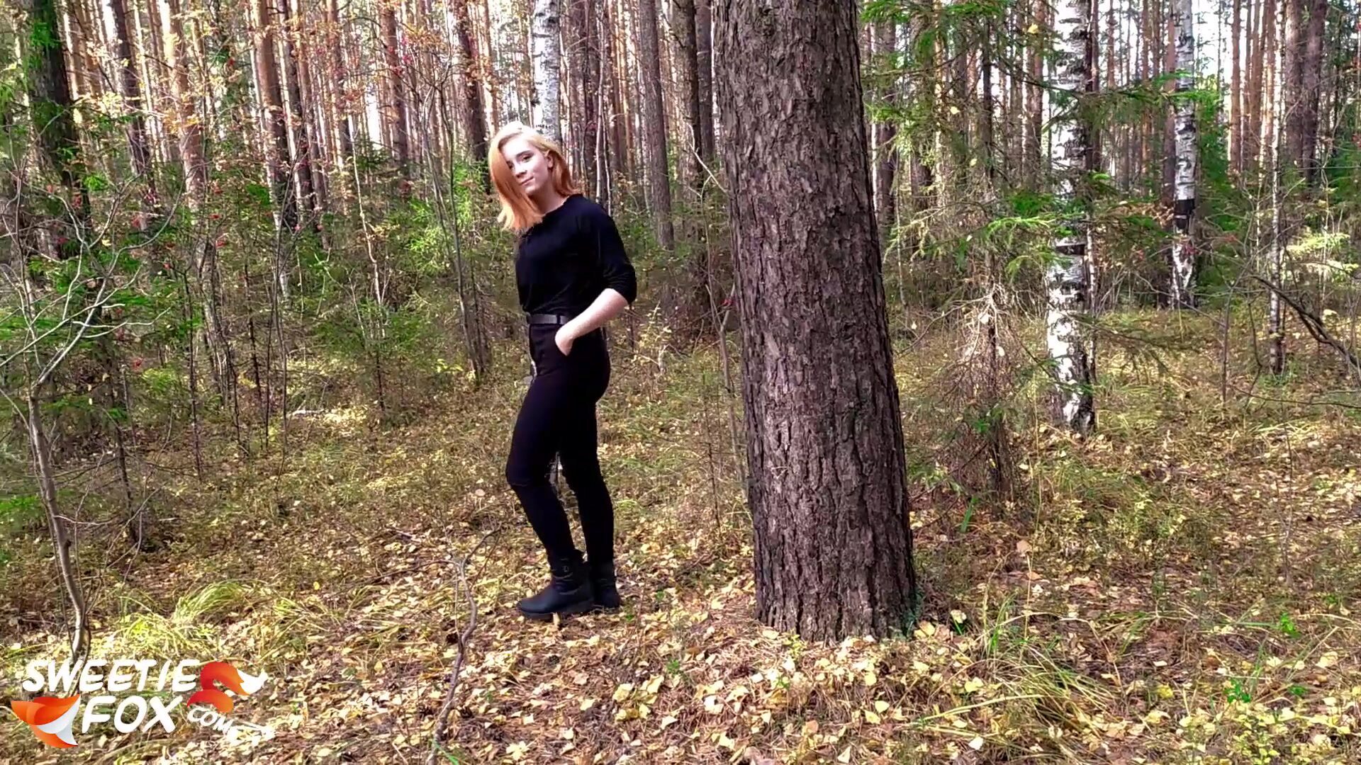 rothaariges Mädchen saugte und hart im Wald gefickt
