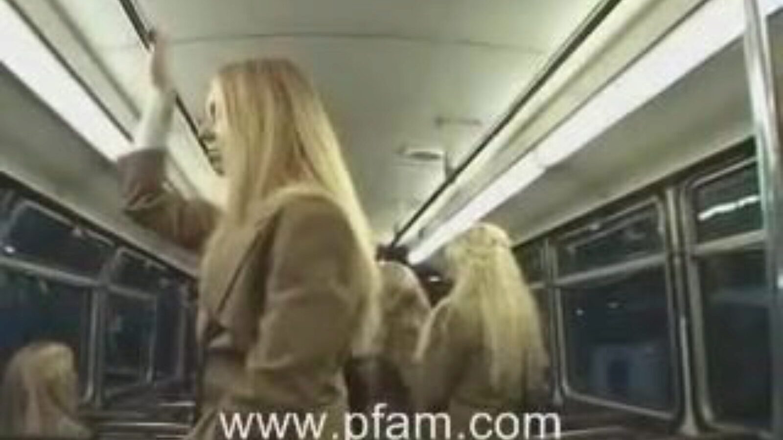 vit skolflicka och asiatisk kille den blonda högskolan ängel kockar ryck för den japanska killen i bussen.