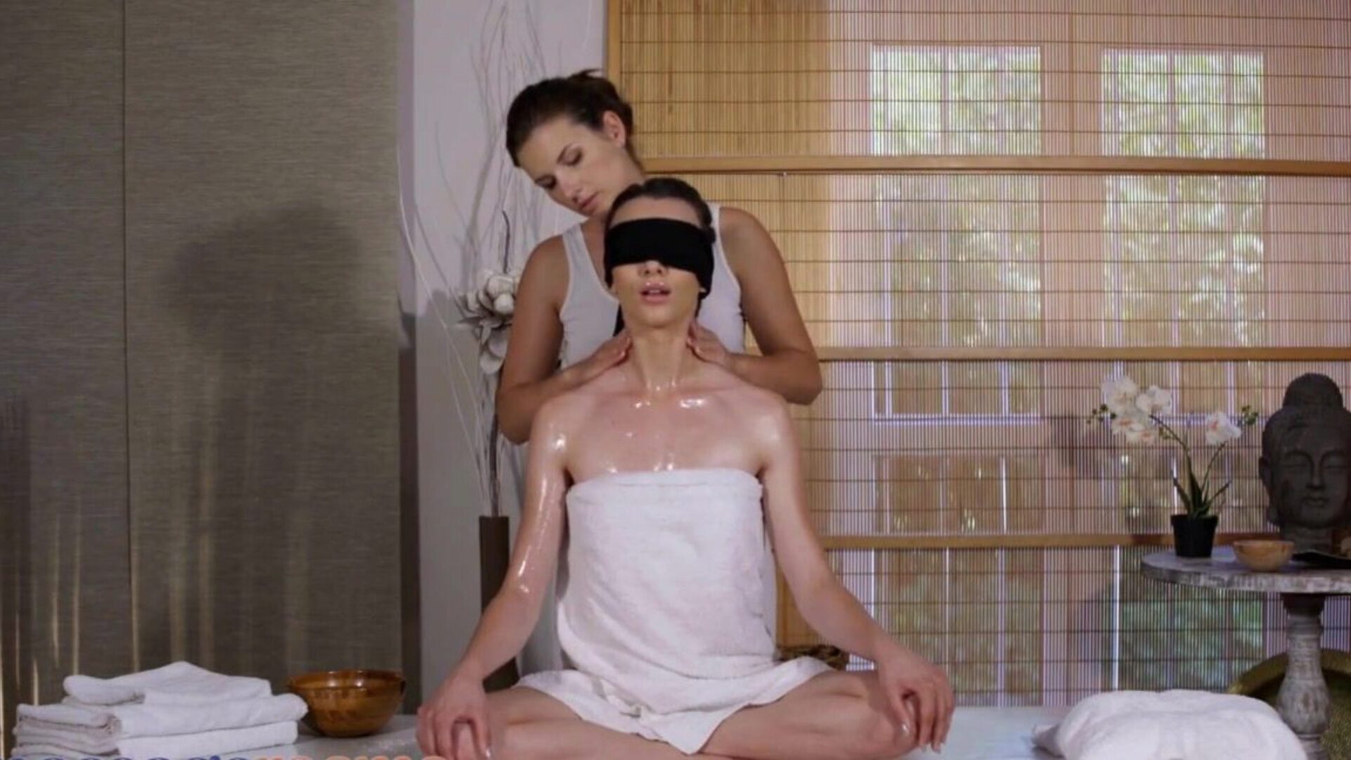 Massage Rooms Mature Jenifer Jane lesbian scissoring blindfold Adel Morel