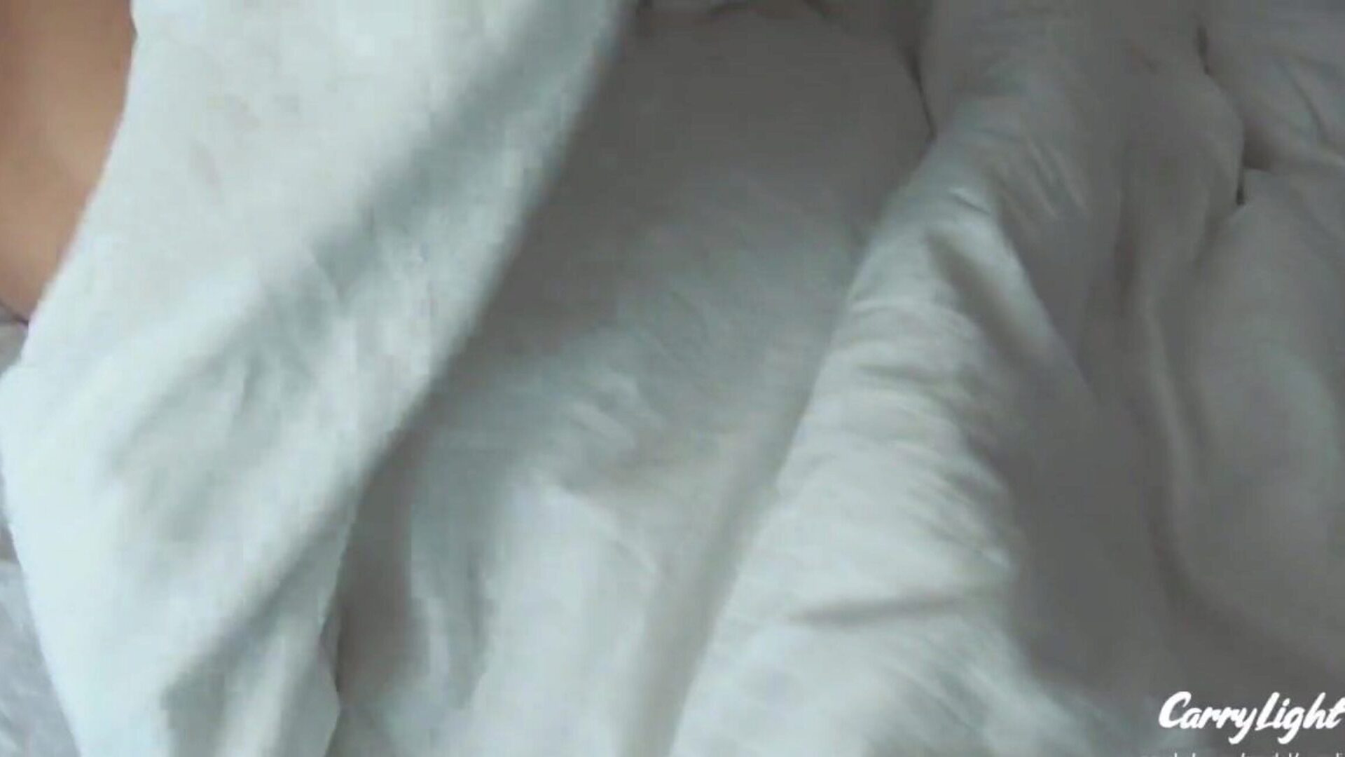 ο έφηβος που κοιμάται ξυπνάει με ένα παχύ κόκορα και παίρνει τον τρόπο να καυλιάρης