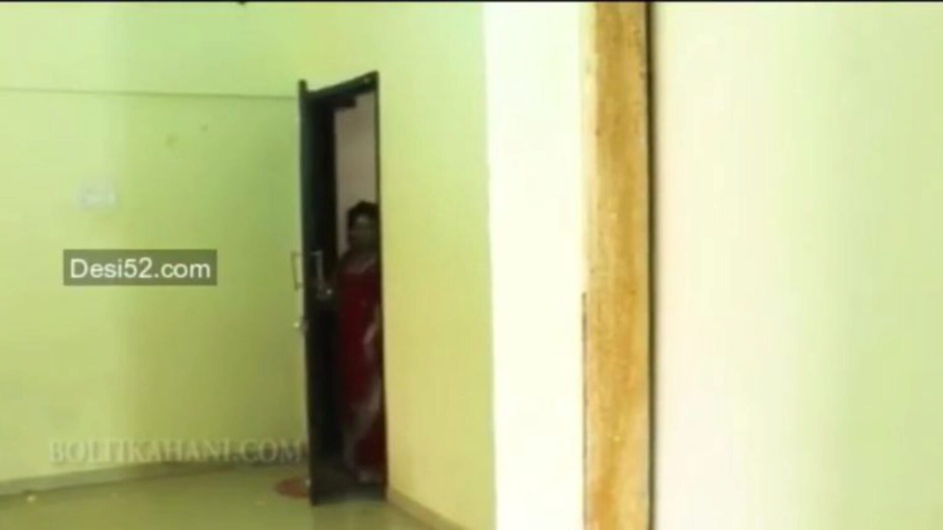 sauteli maa ne bete se chudwaya u ovom videu indijska koračna mama trenira svog zeta o orgiji i stječe joj zeznu.