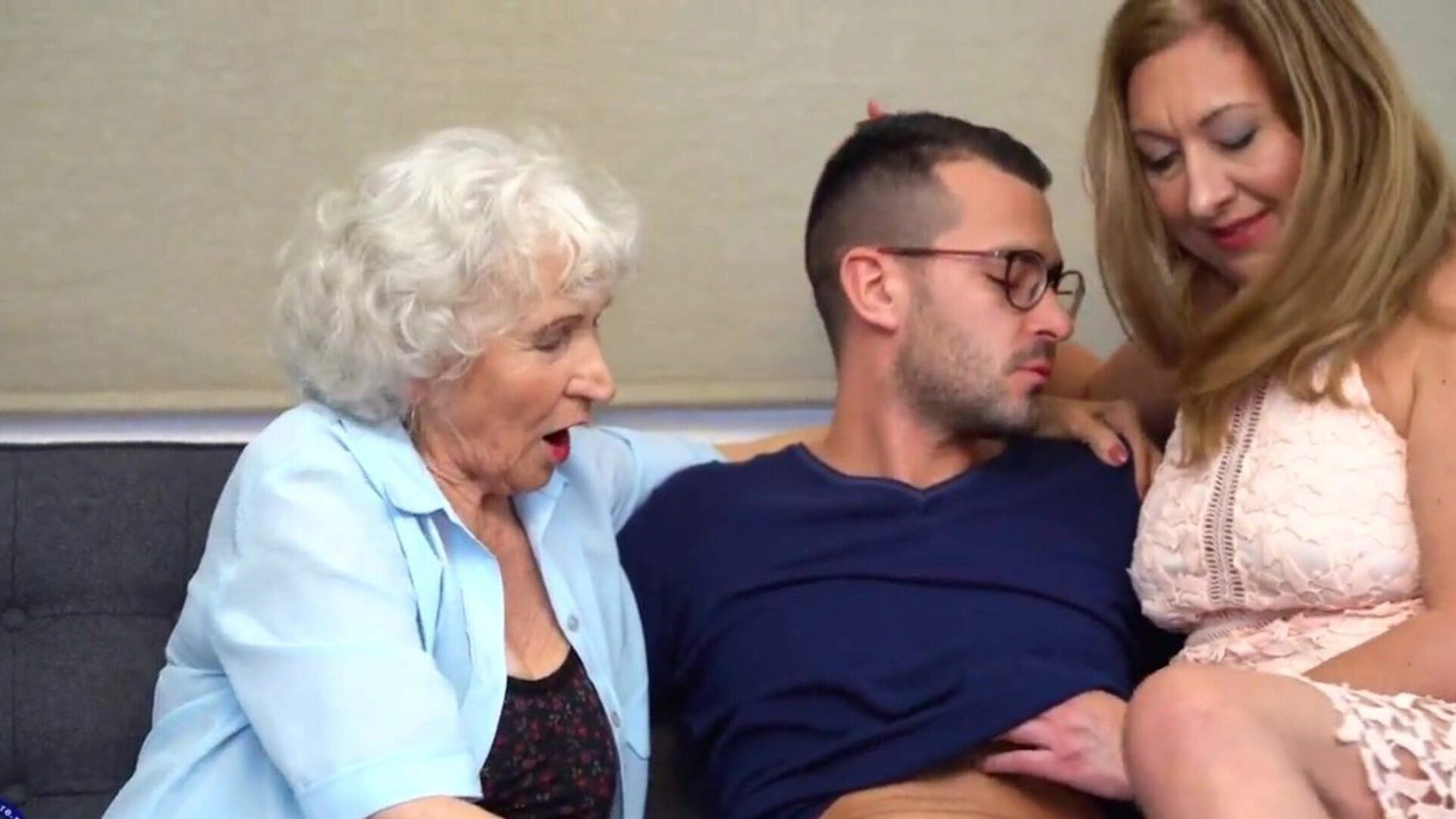 behåret bedstemor og mor deler sønner schlong