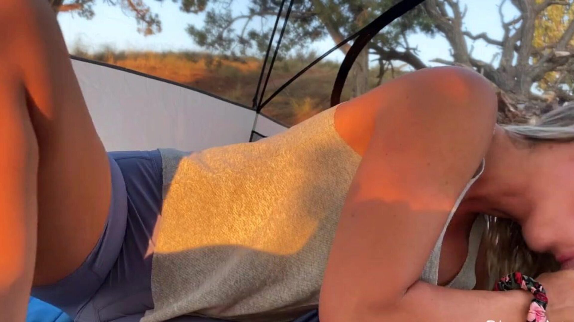 tiener blondine met grote kont neukt in een open tent tijdens het kamperen - amateur koppel blondeadobo