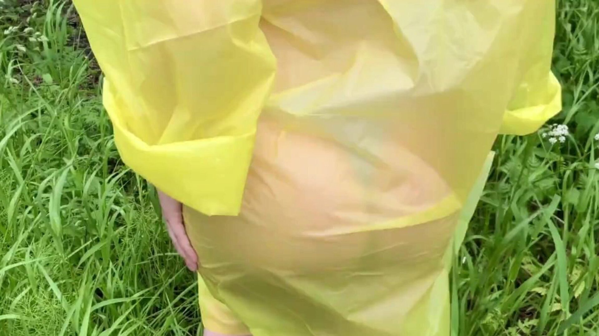 dziewczyna w płaszczu przeciwdeszczowym zostaje zerżnięta w lesie po deszczu