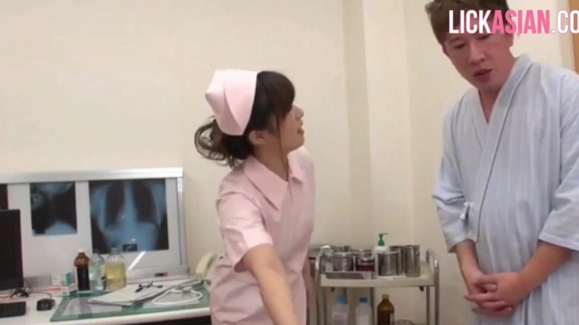 asiatisk sjuksköterska tillämpar grov chockbehandling på en patient