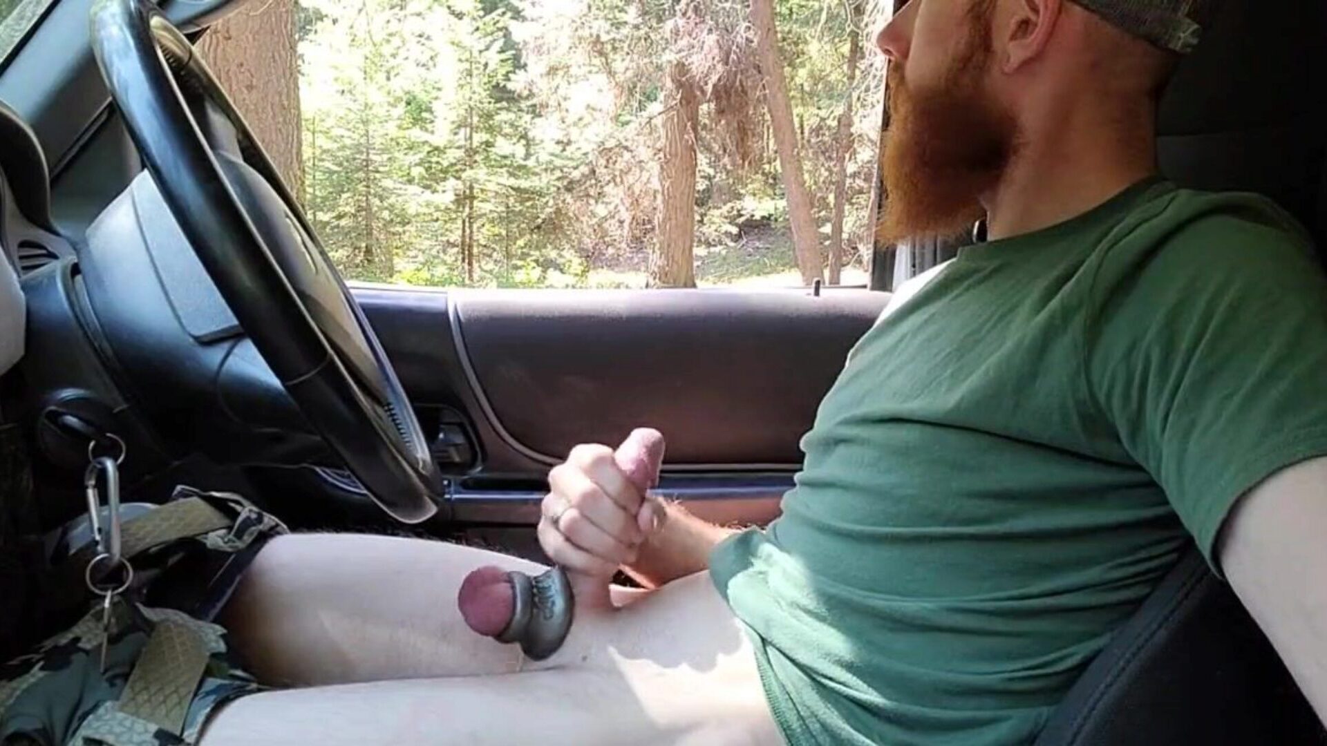 森の中に駐車している間、ほとんどfucktoyに精液を捕まえました