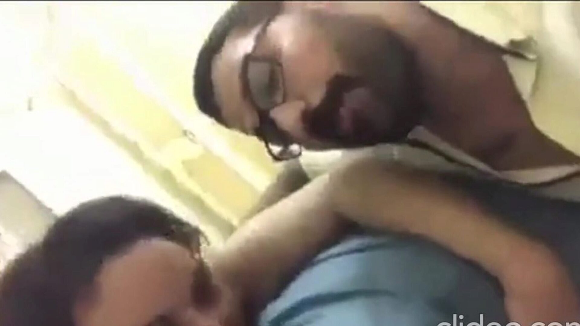ägyptische Schlampe wird vor ihrer Freundin gefickt