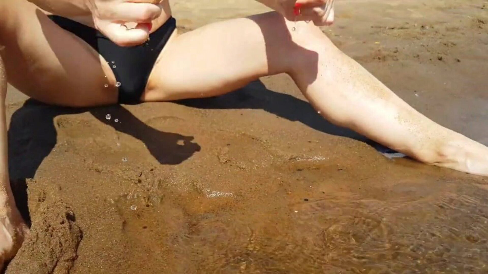 teen doigte sur une plage publique et obtient un orgasme vraiment cool