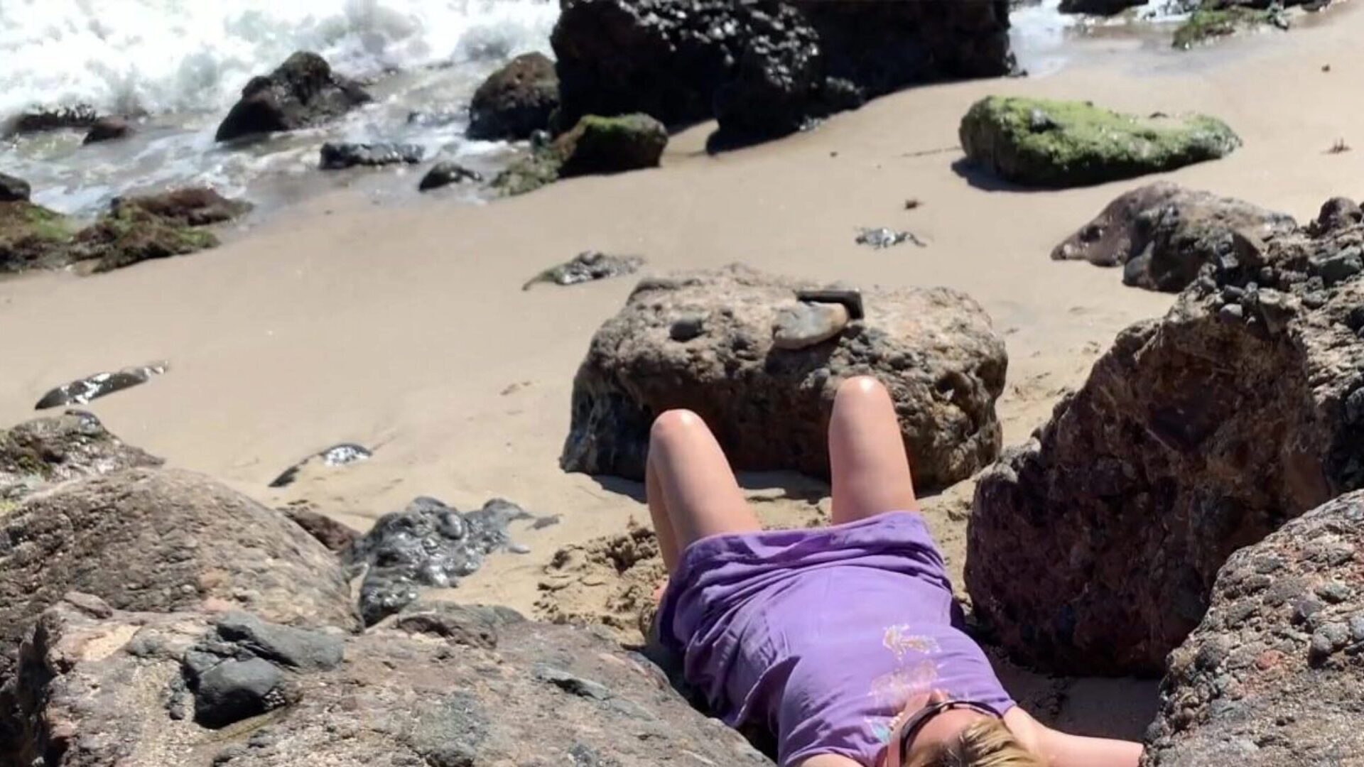 ビーチで裸の官能的なブロンドの日光浴は、カメラで捕らえられたビーチで通行人のセクシーなブロンドのポンピング若者を交尾させます