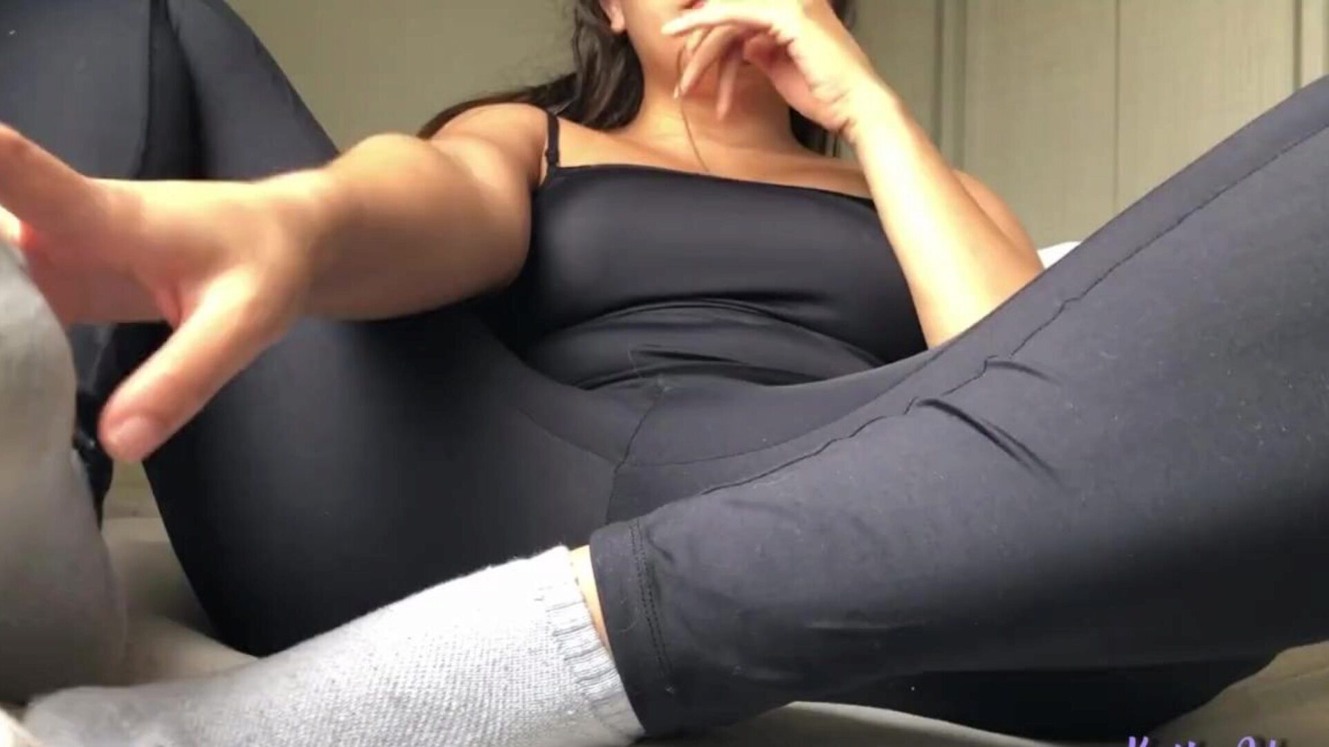 znuděná dívka v průhledných kalhotách na jógu prstokladem její kundičky trávit čas - Katie Adams