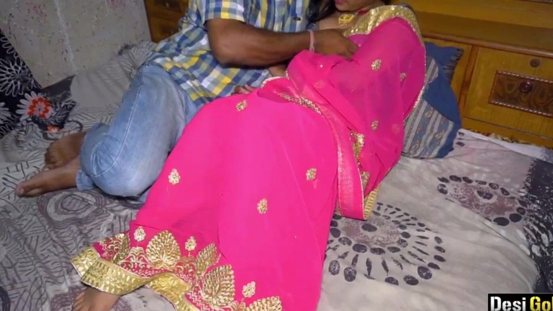 מין בהבי הודי נשוי זה עתה עם אהובה
