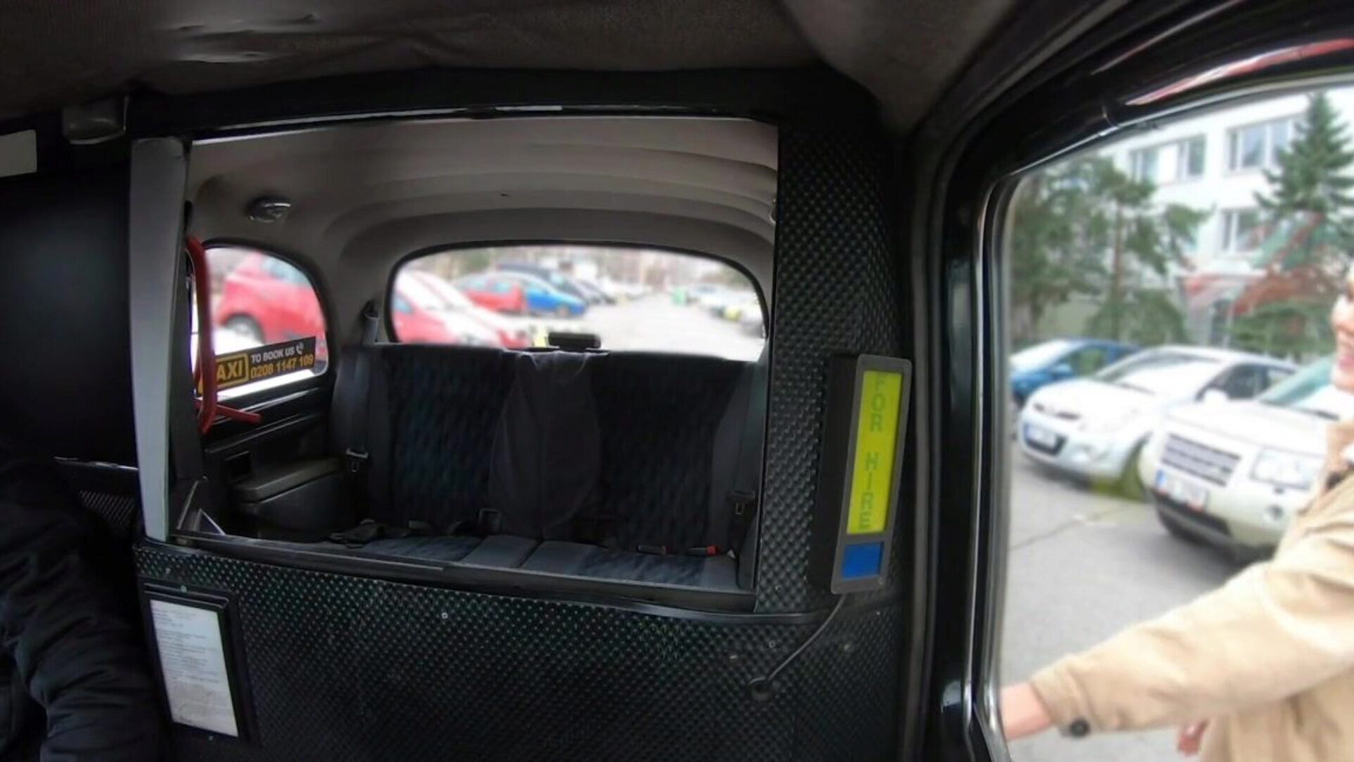 سيارة أجرة وهمية شقراء بريت جينا فارني استغل من قبل سائق سيارة أجرة اليورو