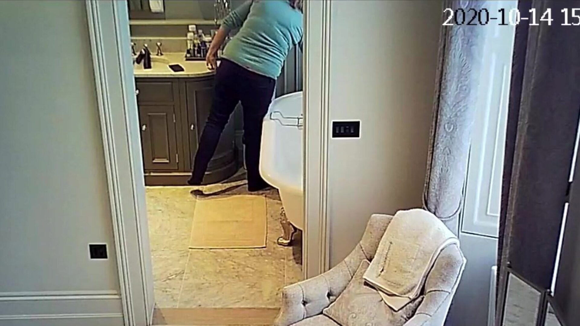 ipcam milf toilet vet ouder neemt een bad dat ze op de beveiligingscamera is