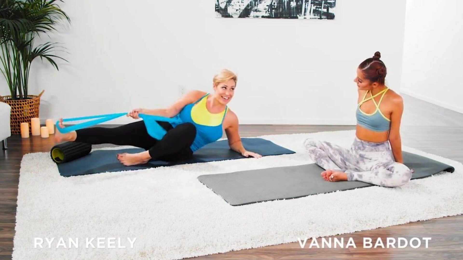 vanna bardot har en fingret yoga trening med ryan keely vanna bardot og ryan keely
