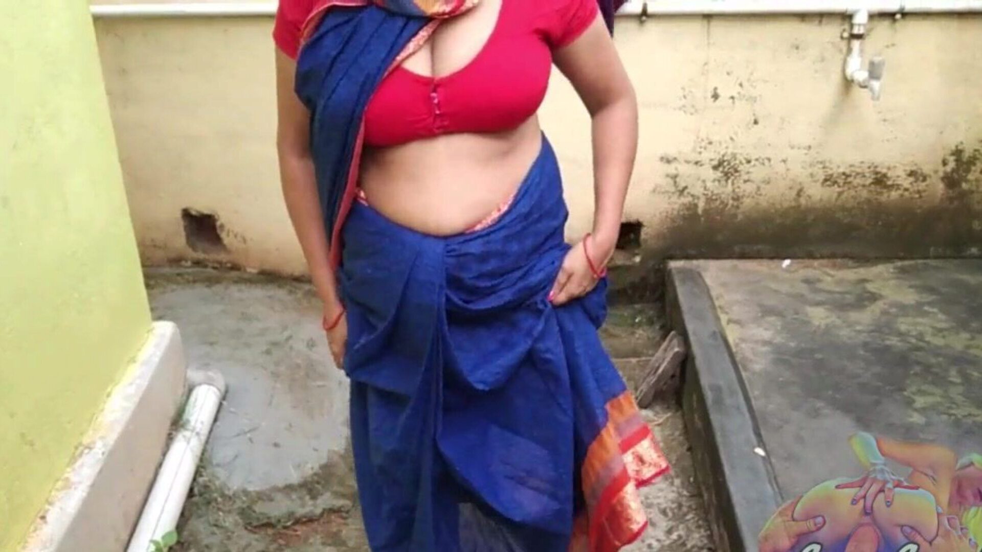 bhabhi σε μπλε saree κατούρα πίσω αυλή δείχνει μουνί περιόδους της
