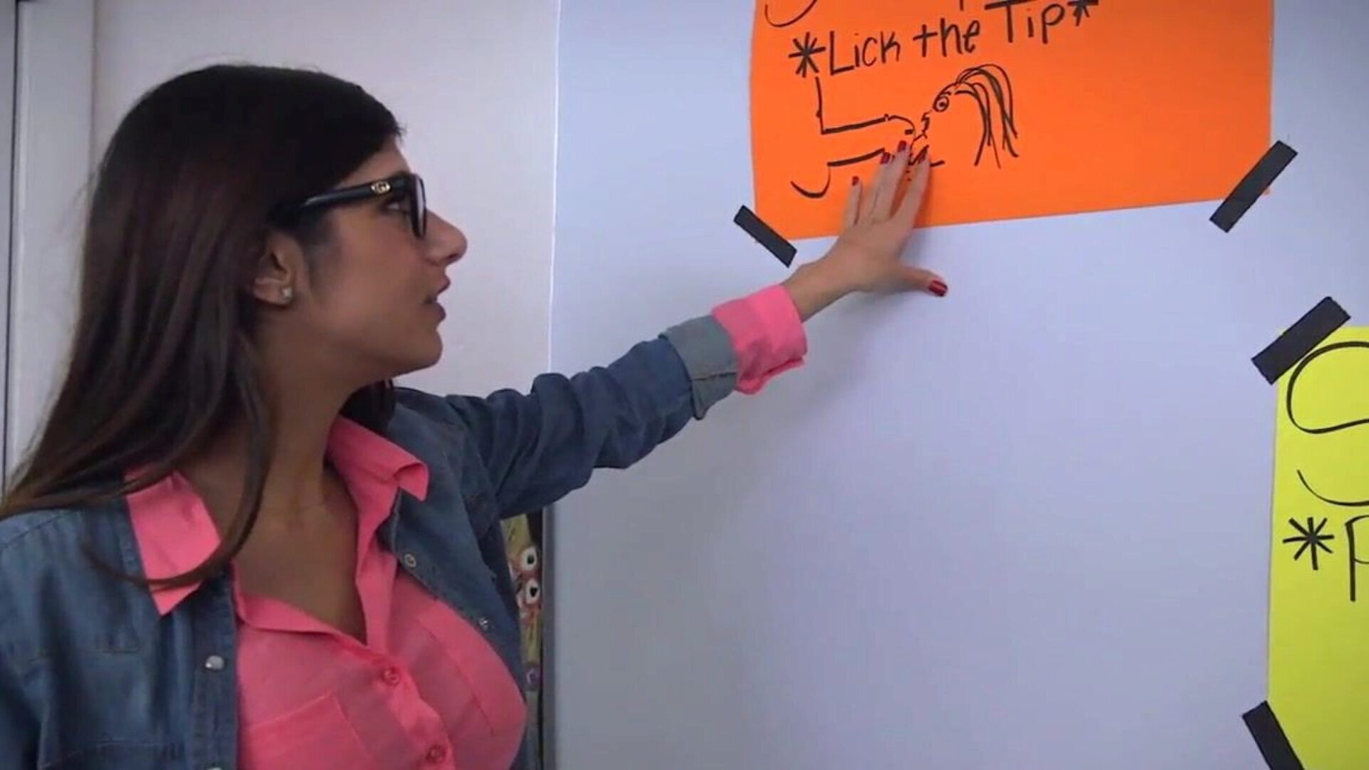 миа калифа - арапски стручњак за сисање курца даје лекције пријатељу