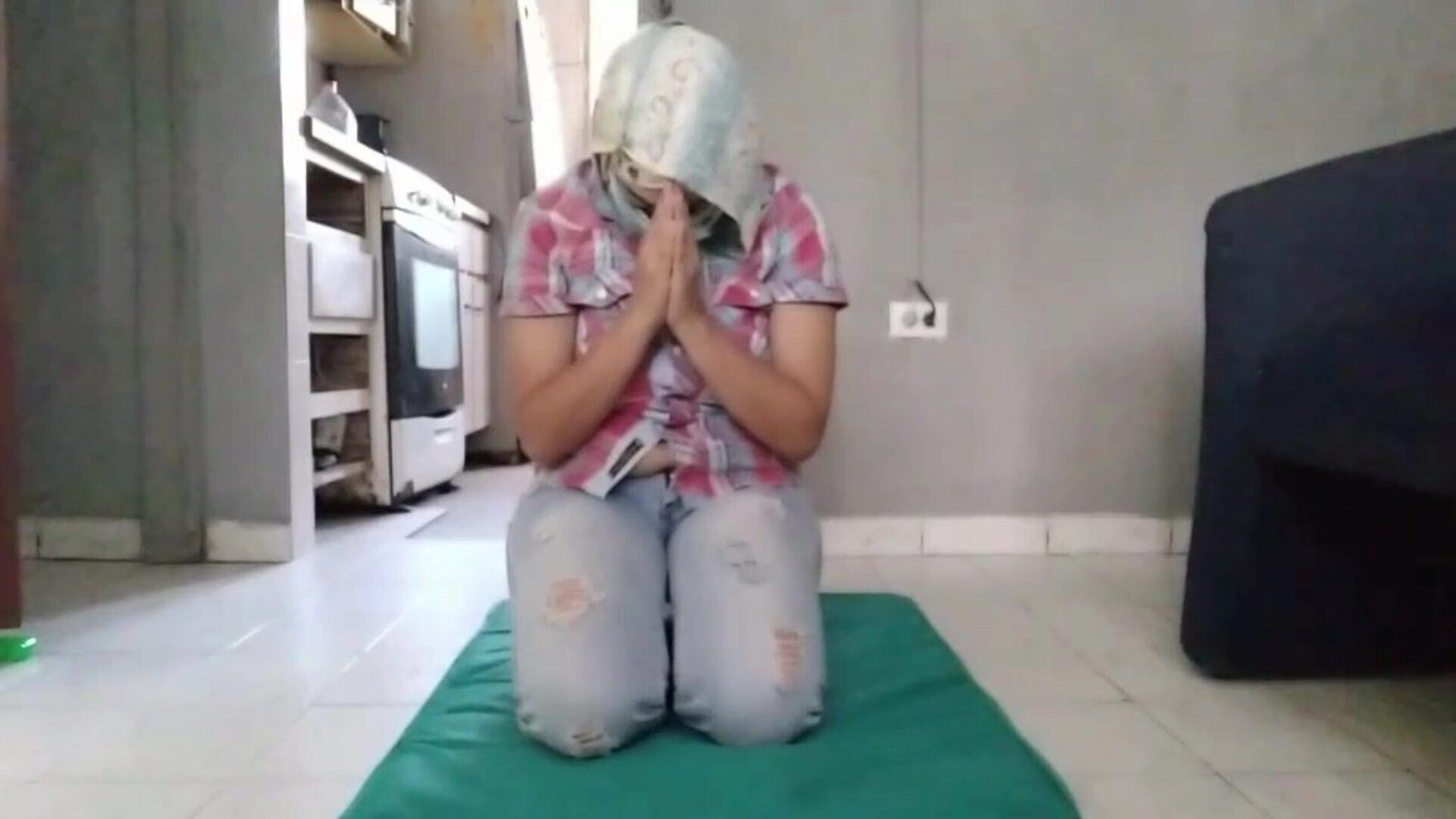 真正的妈妈在盖头和牛仔裤祈祷，然后手淫她的奶油喷猫到性高潮