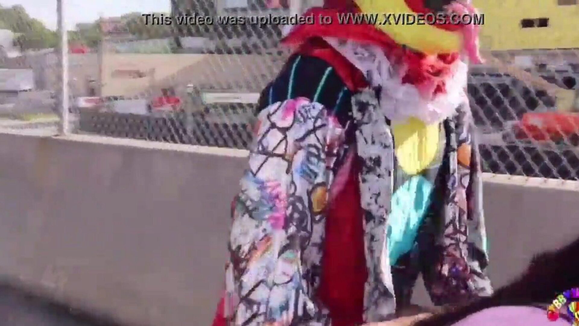 小丑吉比在亚特兰大最受欢迎的高速公路上乱搞多汁的三通