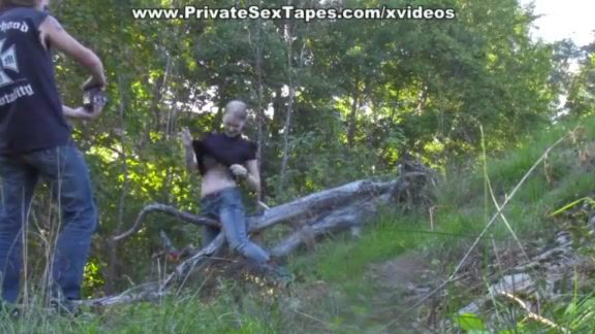 vignettes porno paire passionnée dans les bois désolés