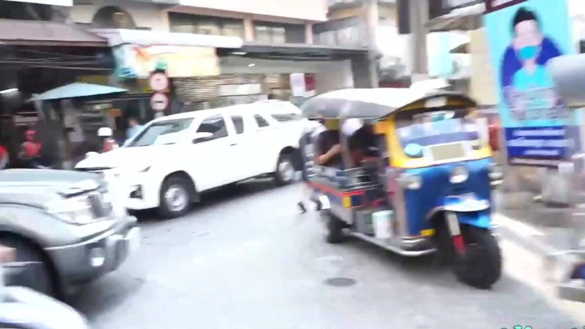 tuktukpatrol nena tailandesa de grandes tetas recogida y follada tontamente