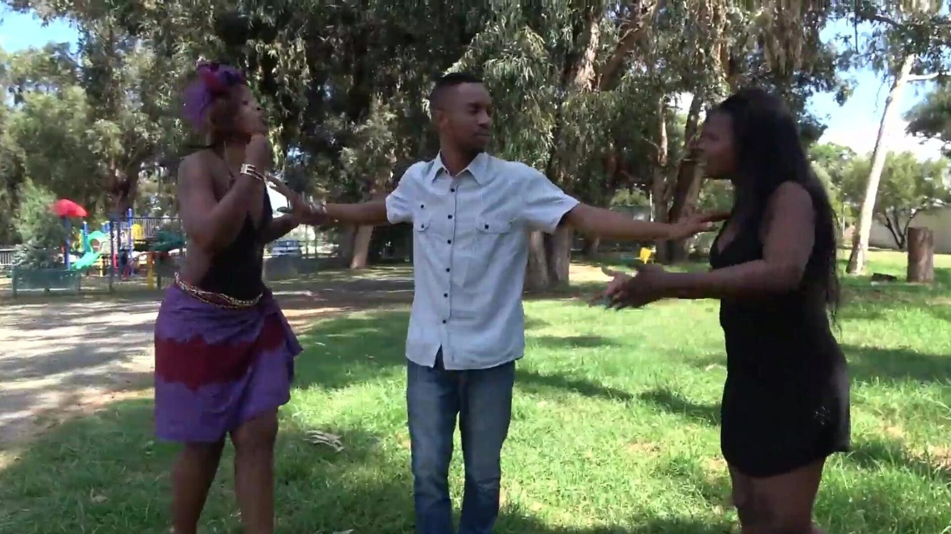afrikkalainen pariskunta kaatui ulkona julkisessa puistossa !!!