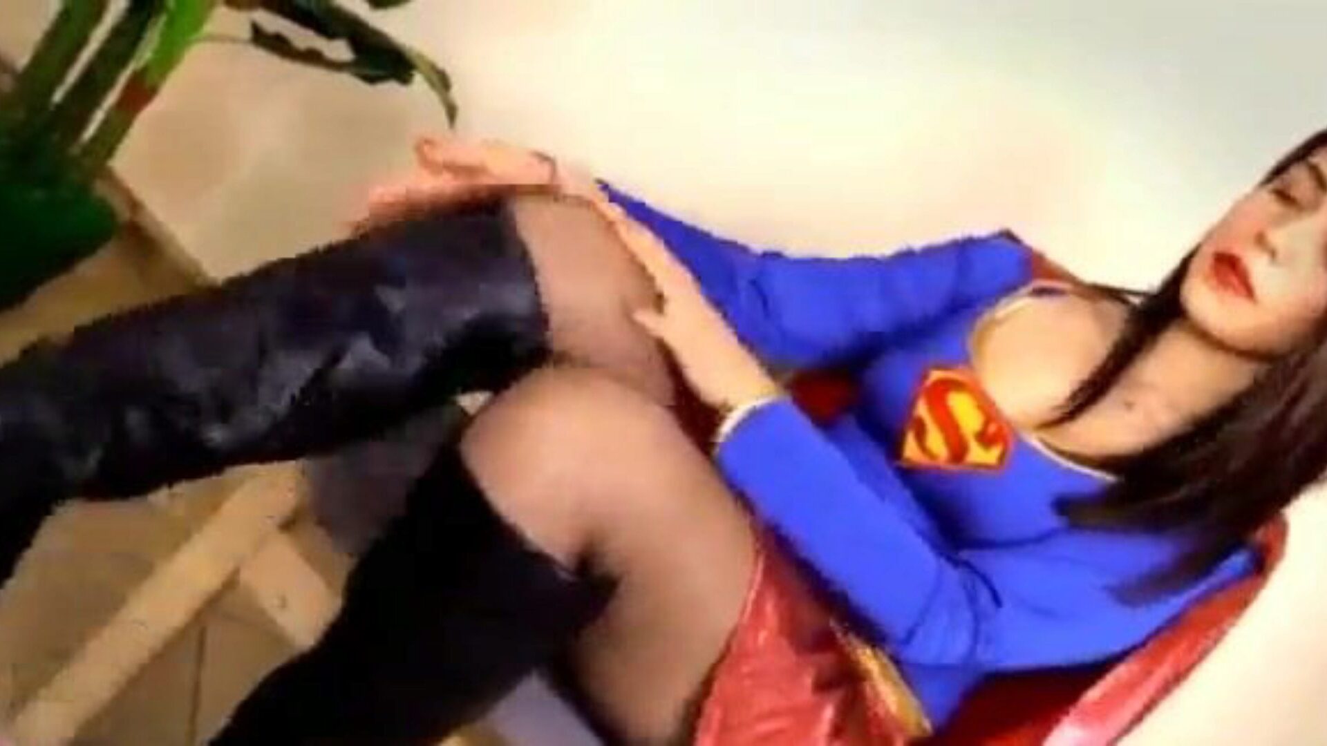 supergirl in collant si lecca le piante dei piedi