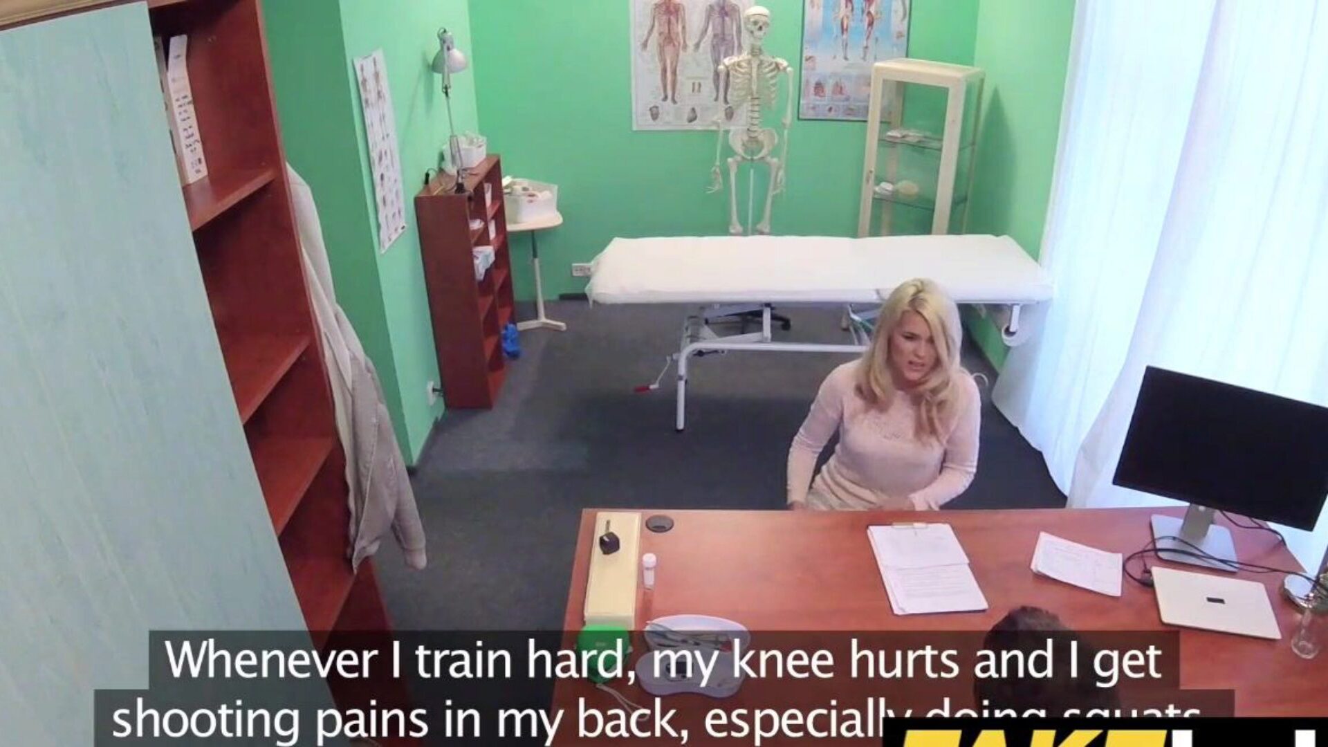 falešný nemocniční špinavý zdravotník dává blond české vlhké kalhoty