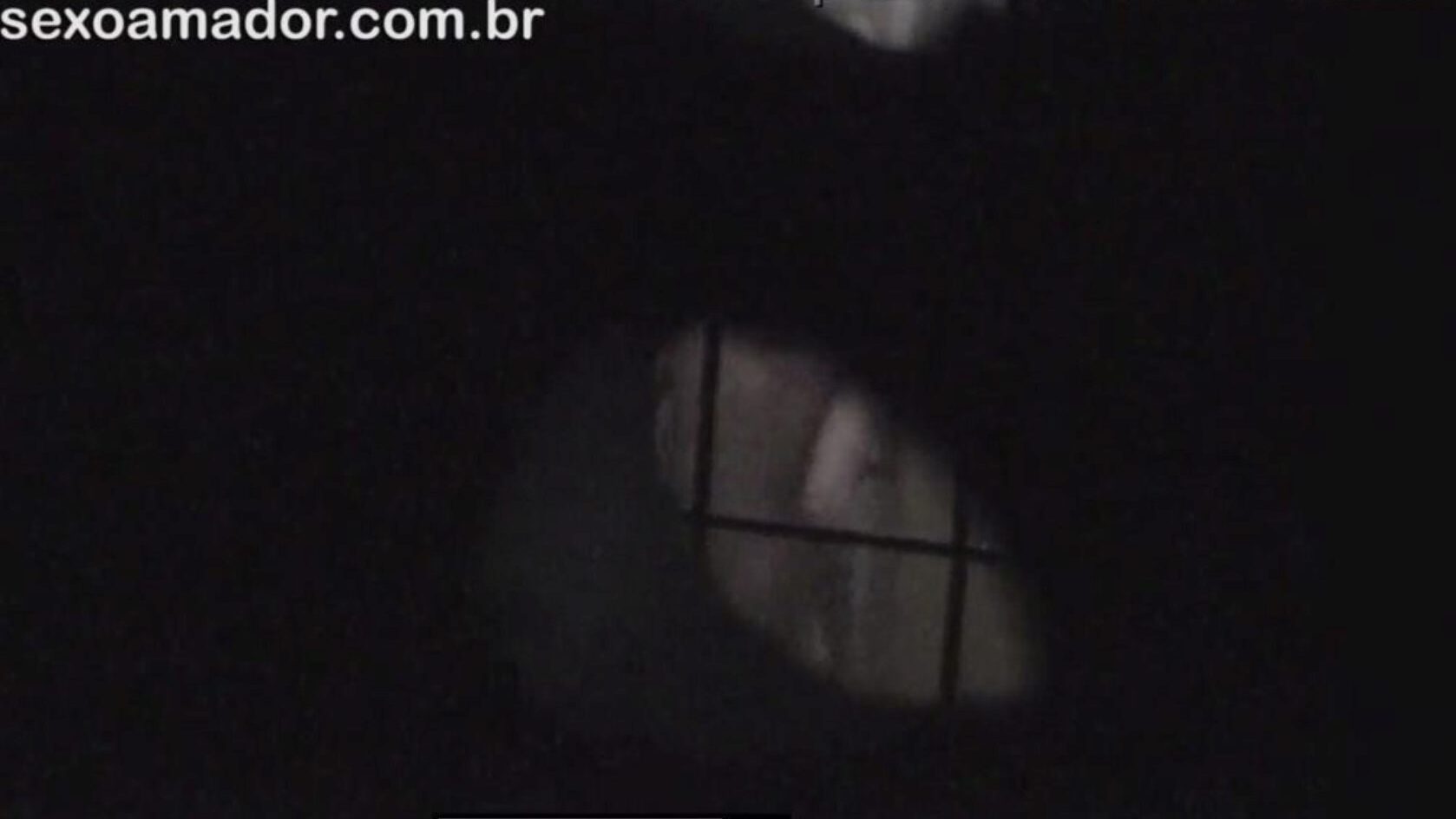 blonda este filmată în secret de un vecin voyeur ascuns în spatele cărămizilor goale