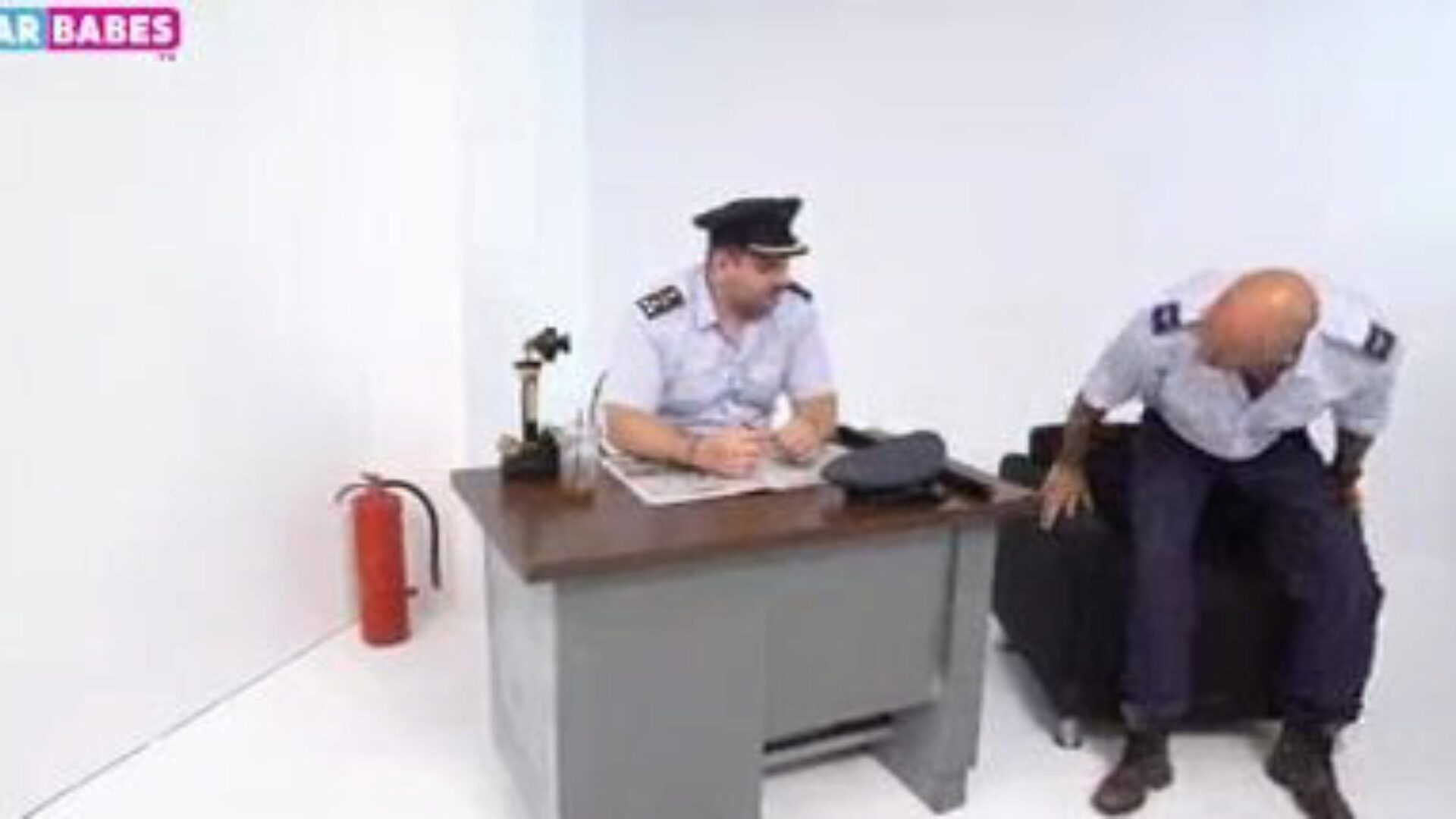 sugarbabestv: ضباط الشرطة اليونانية متعطشا المرح
